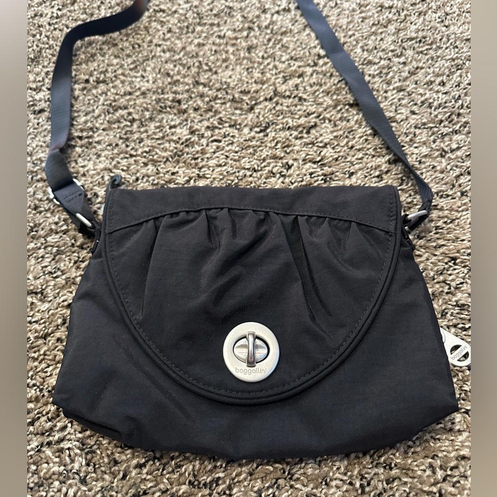 Baggallini crossbody bag in black with tan interior